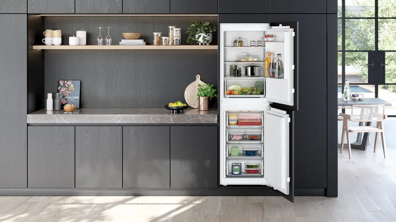 Siemens iQ 100 KI85NNFE0G, Built-in fridge-freezer with freezer at bottom