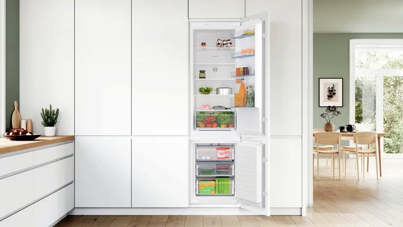Bosch Series 2 KIN96NSE0G, built-in fridge-freezer with freezer at bottom