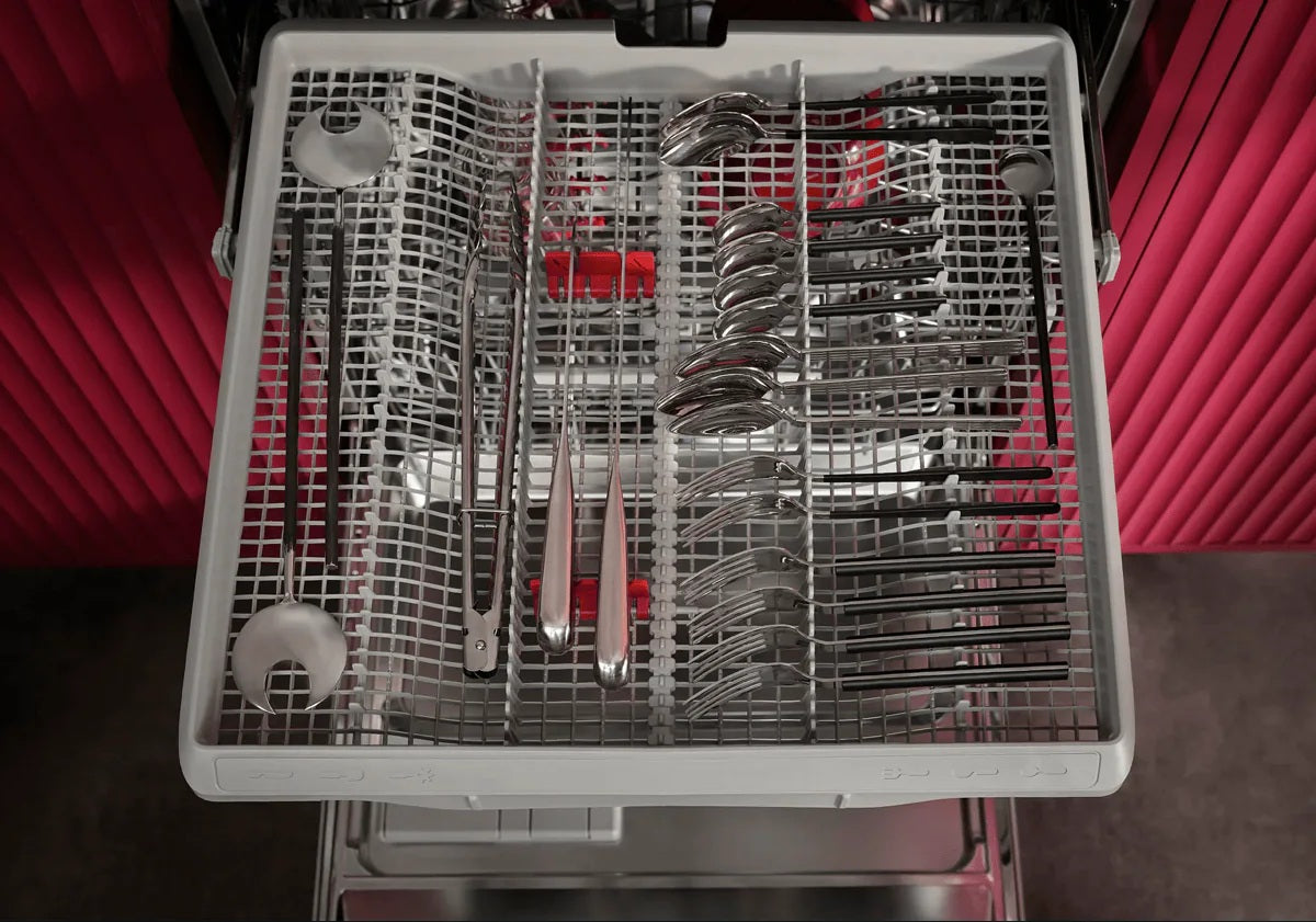 Versatile space to conveniently clean cutlery and utensils