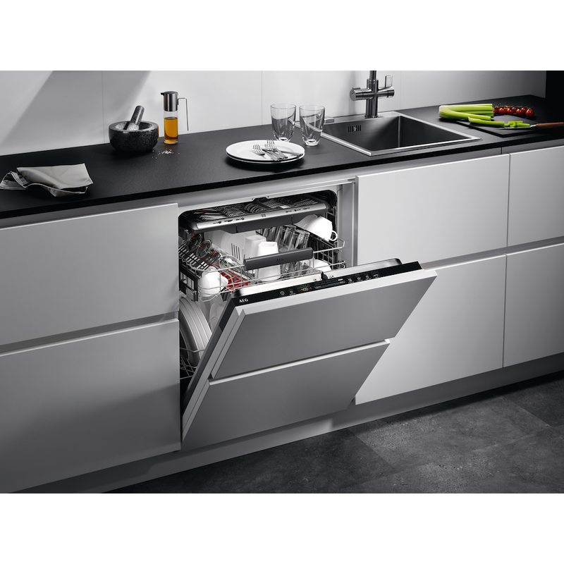 AEG FSE74747P 7000 GlassCare Fully Integrated Dishwasher with AirDry Technology + 15 Place Settings