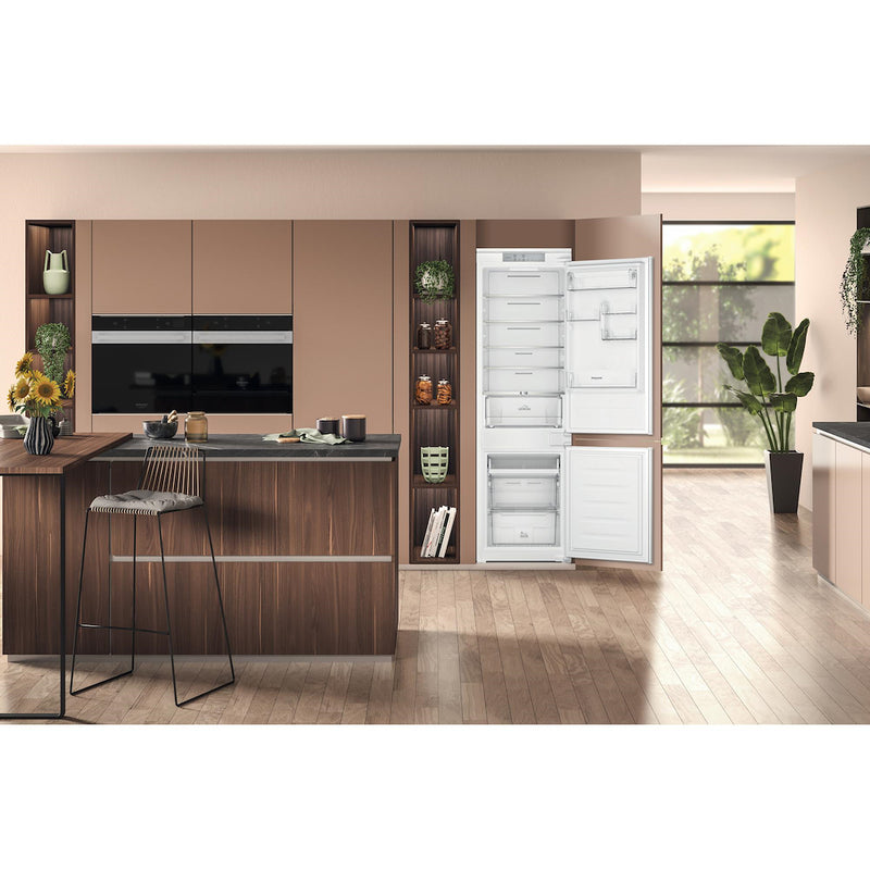 Hotpoint HTC18T514UK Integrated Total No Frost 70/30 Fridge Freezer With Ultra Fresh Zone+ (Discontinued)