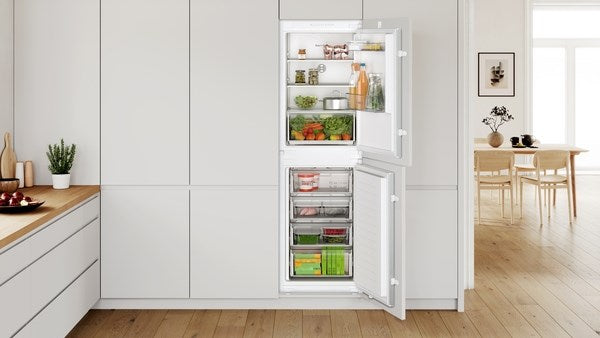 Bosch KIN85NSF0G, Built-in fridge-freezer with freezer at bottom (Discontinued)