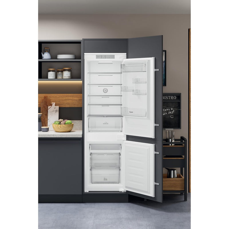 Hotpoint HTC18 T532 UK Frost Free Integrated Fridge freezer - 70/30 (Discontinued)