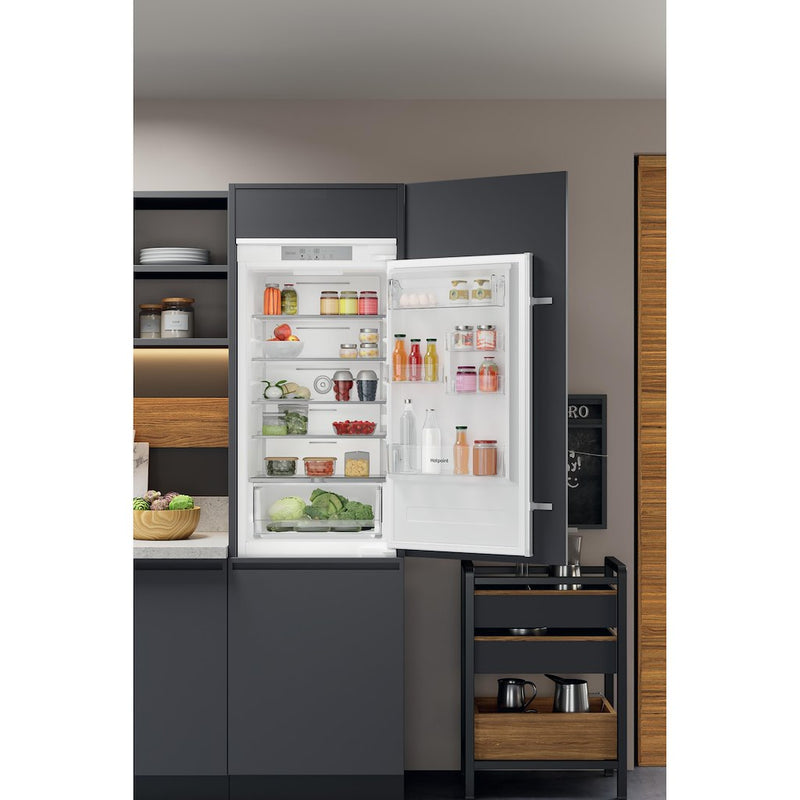 Hotpoint HTC18 T532 UK Frost Free Integrated Fridge freezer - 70/30 (Discontinued)